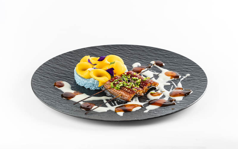 Eel with blue rice and mango